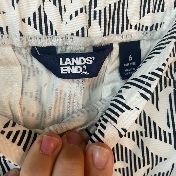 Lands End black and white floral/stripe pull on pants. Size 6/mid rise - Picture 3 of 4